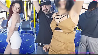 Heißes Treffen In Einem Belebten Bus Mit Einer Verführerischen Frau Und Unerwartetem Höhepunkt.