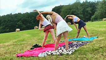 Adolescente Checa Sensual Practica Yoga Y Gimnasia En Uniforme Escolar Al Aire Libre