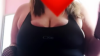 Voluptuous Girlfriend Flaunts Her Curves For Her Father