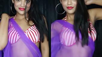 Heißes Indisches Girl Rekha Strippt Und Präsentiert Ihren Bikinibody