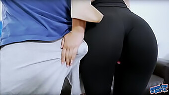 Remaja Cantik Dalam Legging Hitam Memamerkan Pantatnya Yang Bulat Dan Seksi