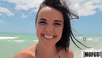 Dillion Harper Si Užíva Sólo Bikiny S Análnym Prieskumom.