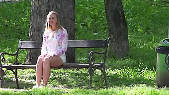 Adolescentul Încearcă Sexul Anal Cu Iubita Lui Folosind O Jucărie Sexuală Și O Ejaculare Facială