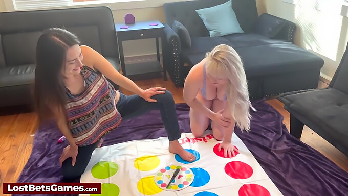 Il Gioco Di Twister Nudo Porta A Un'Azione Lesbo Bollente