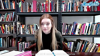 College Tiener Stapt Op Webcam Uit In De Studiehal