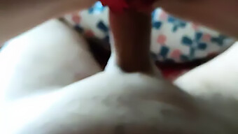 La Chatte Serrée D'Une Adolescente Sexy Se Fait Taquiner Le Matin