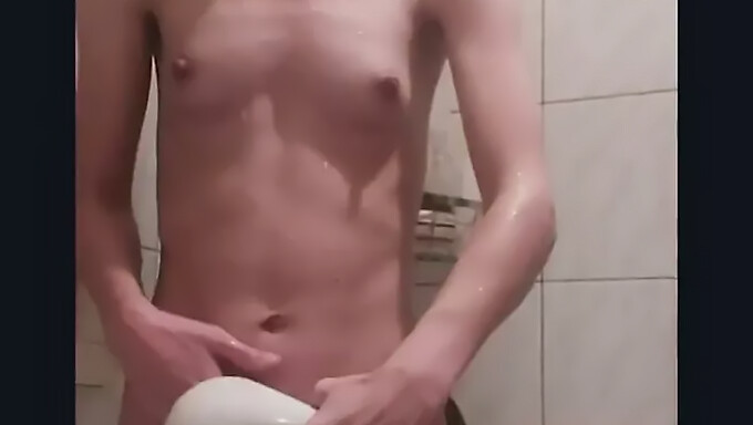 La Douche Sensuelle D'Une Petite Femme En Solo Avec Doigté Et Orgasme