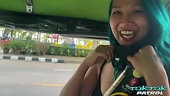 Eine Sexuell Erregte Thailändische Schönheit Genießt Eine Heiße Session Mit Einem Gut Bestückten Kaukasier, Den Sie Kürzlich Getroffen Hat