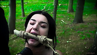 Un Partenaire Dominant Offre Du Sexe Brutal À Une Femme Soumise Dans Une Vidéo Bdsm, Y Compris Une Fessée Et Un Facial