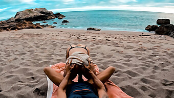 Pasangan Amatir Menikmati Seks Di Tempat Umum Dan Publik Di Liburan Pantai