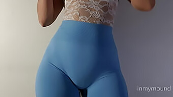 Ein Girl Mit Dicken Titten Und Softcore-Tease In Einer Blauen Leggings