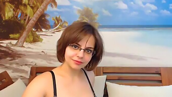 Jeune Latina À Lunettes Devient Coquine En Webcam