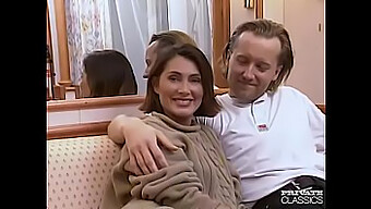 Vintage Milf S Veľkými Prirodzenými Prsiami Túži Po Tvrdom Sexe