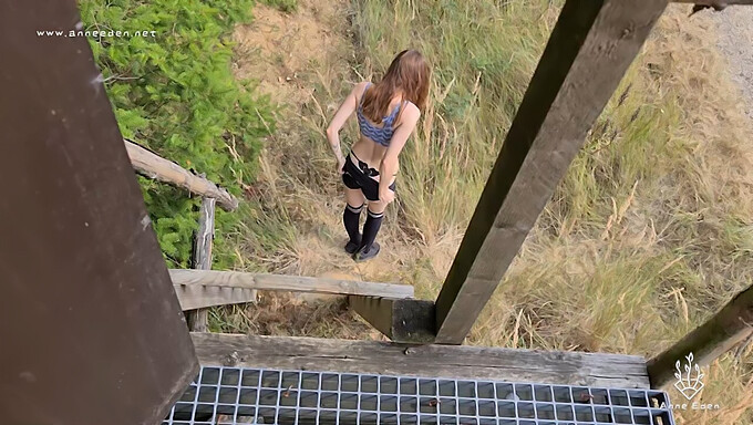 Sessão Solo Ao Ar Livre De Uma Estudante Universitária Alemã Capturada Por Um Voyeur