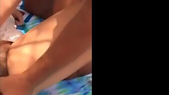 Bezzábranový Pár Se Zapojí Do Sexu Na Veřejnosti A Hraje Si V Maspalomas Dunách