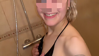 Encuentro En La Ducha Pov Con Una Adolescente Italiana Participando En Juegos Anales