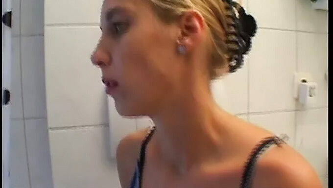 Rubia Europea En El Baño Se Masturba Y Tiene Orgasmos