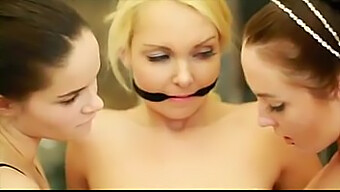 Ragazze Adolescenti In Un Trio Di Azione Lesbica | Guarda Altri Video Su Likefucker.Com