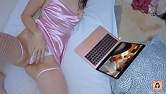 Chica Sexy En Lencería Se Masturba Hasta El Orgasmo