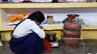 Pasangan Muda India Terlibat Dalam Seks Panas Di Sekolah.