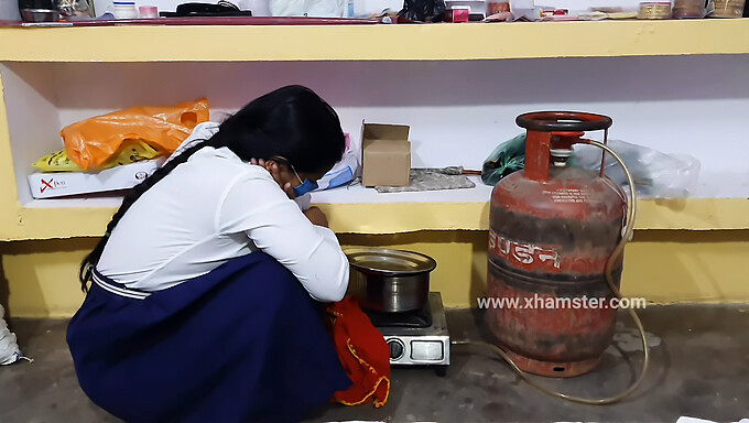 Pasangan Muda India Terlibat Dalam Seks Panas Di Sekolah.