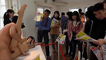 Exposición De Arte Se Convierte En Un Encuentro Caliente Con Jóvenes Artistas Japoneses