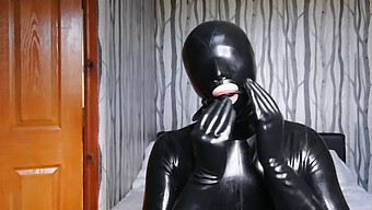 Latexbe Öltözött Gimp Visszafogott És Öklendezett A Bdsm Videóban