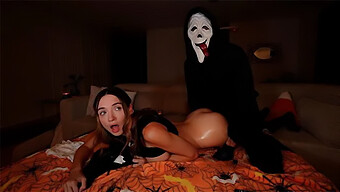 Orgasmus Jedné Ženy Je Zachycen Na Kameru Na Halloween Noc, Když Její Přítel Není K Dispozici.