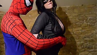 Výstrek V Cosplay: Busty Catwoman Berie Spidermanov Penis