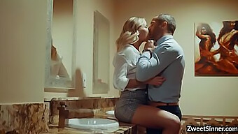 Leidenschaftliche Begegnung Von Jessa Rhodes Mit Geheimem Liebhaber In Einer Bartoilette