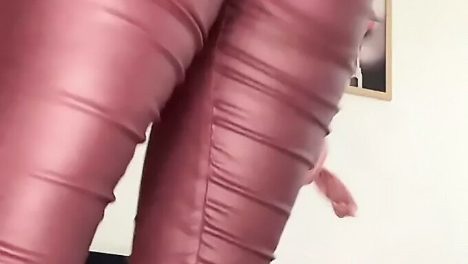 Une Beauté Arabe Danse En Pantalon De Cuir Nu Et Se Fait Remplir De Sperme