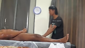 Uma Massagem Com Final Feliz E Um Toque - Câmera Escondida