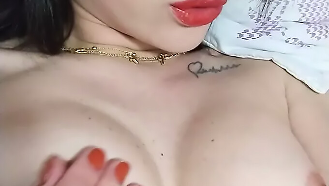 Latina Tatouée Avec Un Gros Clitoris Et Une Chatte Tatouées