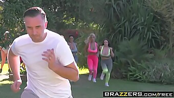 Angela White Og Ava Addams Spiller Hovedrollene I En Brazzers-Scene Med Store Pupper Og Dobbel Penetrasjon