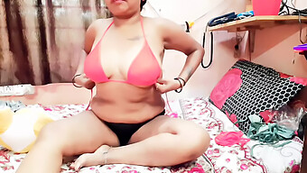 Gadis Asia Dalam Lingerie Dan Seluar Pendek Memamerkan Pertunjukan Solonya