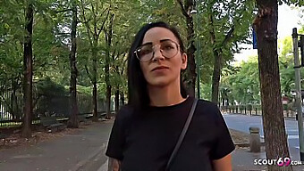 Amatoarea Germană Natascha Experimentează Prima Ei Experiență Anală În Public