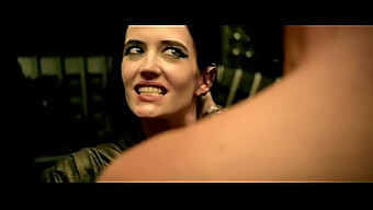 รุนแรงและเย็ดในนามของสงคราม: เรื่องราวของ Eva Green