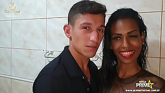 Leona Senna, Eine Sexy Brünette, Genießt Leidenschaftlichen Sex Mit Der Attraktiven Surferin Cariocaa Auf Einer Erstklassigen Party In Rio De Janeiro