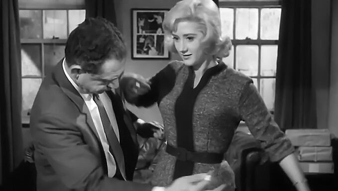 Vintage Liz Fraser: Eine Klassische Berühmtheit In Aktion