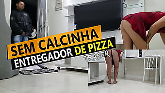 Revelación De Upskirt De Cristina Almeida Durante La Entrega De Pizzas