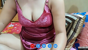 Tía India Madura Muestra Sus Grandes Tetas Naturales Y Su Coño Apretado En La Webcam