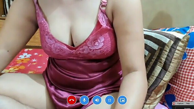 Tante India Matang Memamerkan Payudara Besar Alami Dan Vaginanya Yang Ketat Di Webcam