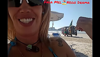 Coppia Amatoriale Esplora Il Bdsm In Una Spiaggia Affollata