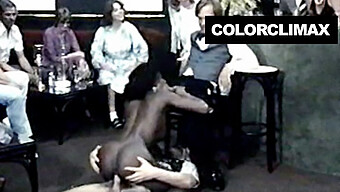 Un Couple Interracial Profite D'Un Sexe Disco Kinky Avec Une Bombe Ébène